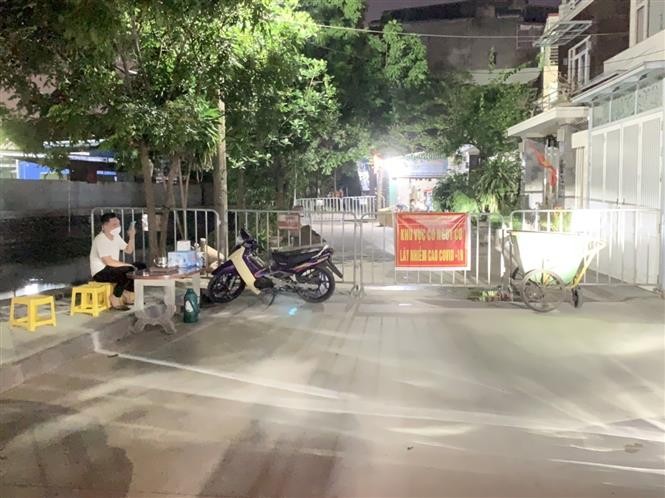 Phong tỏa, cách ly y tế một số hộ dân tại khu 7, phường Nguyễn Trãi, thành phố Hải Dương do có yếu tố dịch tễ liên quan đến trường hợp mắc Covid-19. (Nguồn: TTXVN)