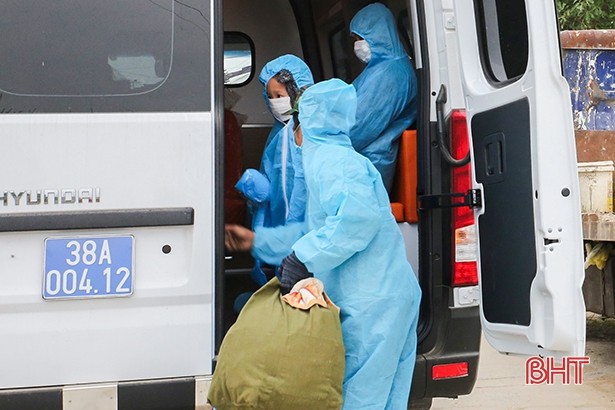 Lực lượng chức năng đưa bệnh nhân F0 ở thôn Văn Cử, xã Xuân Lộc, huyện Can Lộc đi cách ly, điều trị. (Nguồn: Báo Hà Tĩnh)