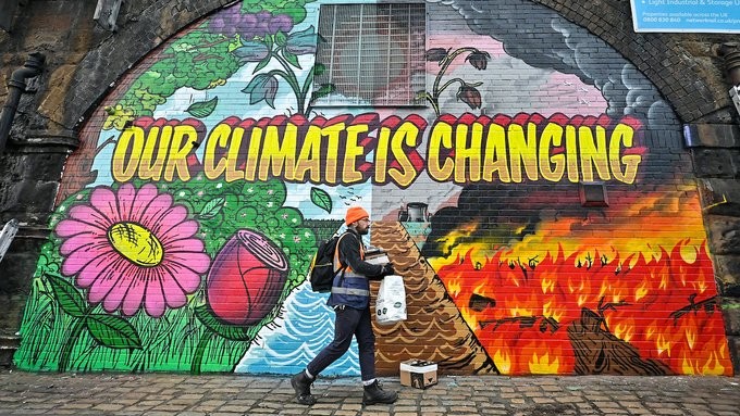 Bức tranh tường ở gần trung tâm diễn ra Hội nghị COP26 ở Glasgow, Vương quốc Anh. (Nguồn: Getty)