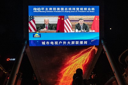 Màn hình lớn trình chiếu cuộc gặp trực tuyến giữa Tổng thống Mỹ Joe Biden và Chủ tịch Trung Quốc Tập Cận Bình trên kênh CCTV ở thủ đô Bắc Kinh ngày 16/11. (Nguồn: Getty Image)