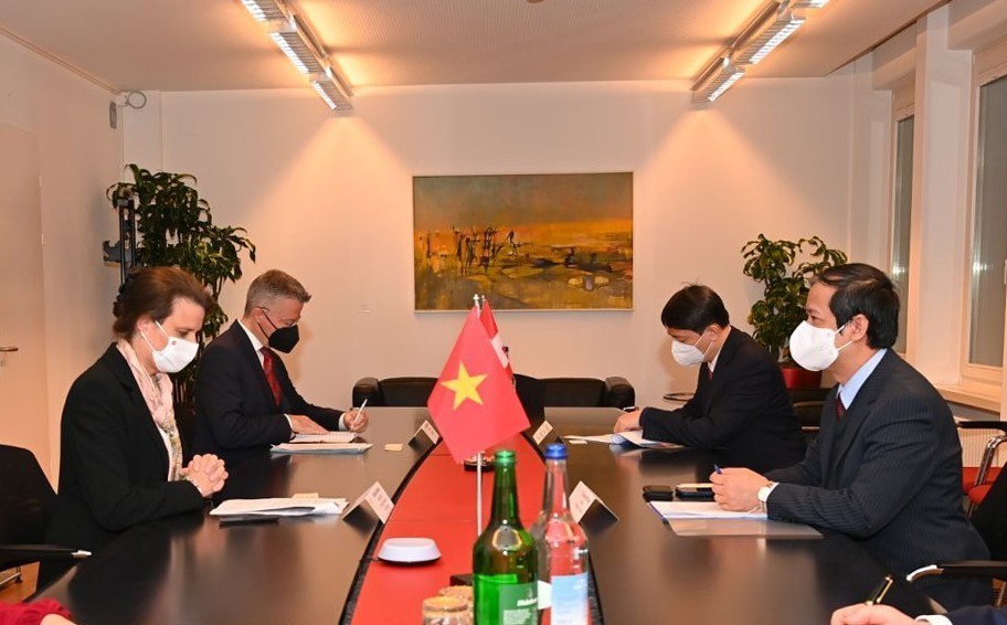 Bộ trưởng Bộ Giáo dục và Đào tạo Nguyễn Kim Sơn và Quốc vụ khanh Ủy ban Giáo dục, nghiên cứu và đổi mới, bà Martina Hirayama. (Nguồn: TTXVN)