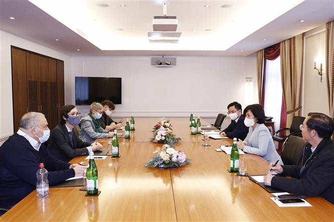 Phó Trưởng Ban Đối ngoại Trung ương Nguyễn Thị Hoàng Vân tiếp ông Alexandre Eniline, đồng Chủ tịch Đảng Lao động Thuỵ Sỹ và các thành viên Ban Lãnh đạo của Đảng. (Nguồn: TTXVN)