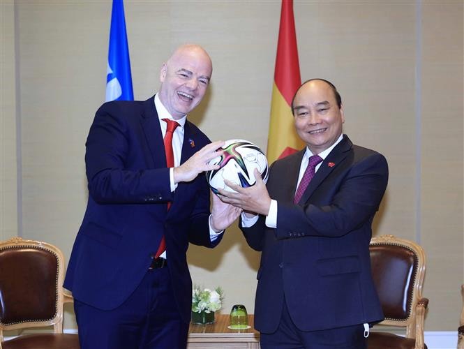Chiều 28/11, Chủ tịch nước Nguyễn Xuân Phúc đã có cuộc gặp Chủ tịch Liên đoàn Bóng đá thế giới (FIFA) Gianni Infantino tại thành phố Geneva, Thụy Sỹ. (Nguồn: TTXVN)