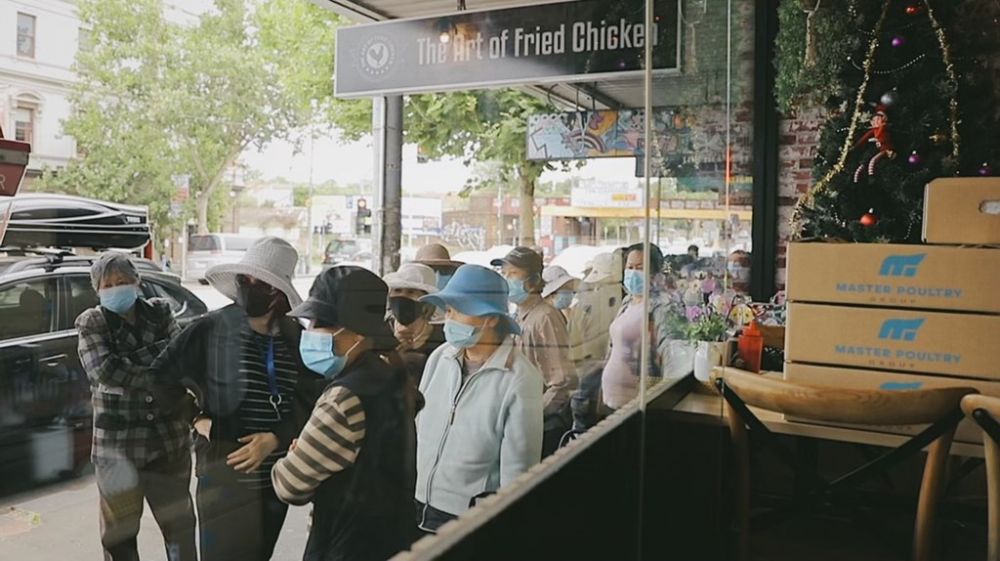 Công ty chế biến gia cầm Master Poultry Group Pty Ltd (MPG) ltổ chức hai chương trình phát quà từ thiện cho người dân gặp khó khăn tài chính trong mùa dịch, trong đó có nhiều bà con và một số du học sinh người Việt. (Nguồn: Công ty MPG)