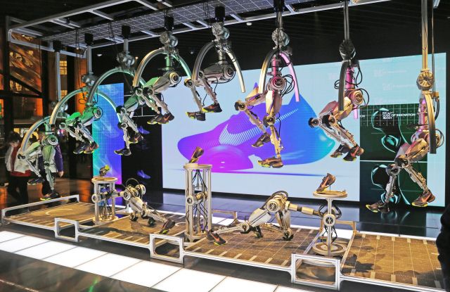 Nike ghi nhận doanh thu cao hơn dự báo nhờ mảng bán hàng trực tuyến. (Nguồn: AP)