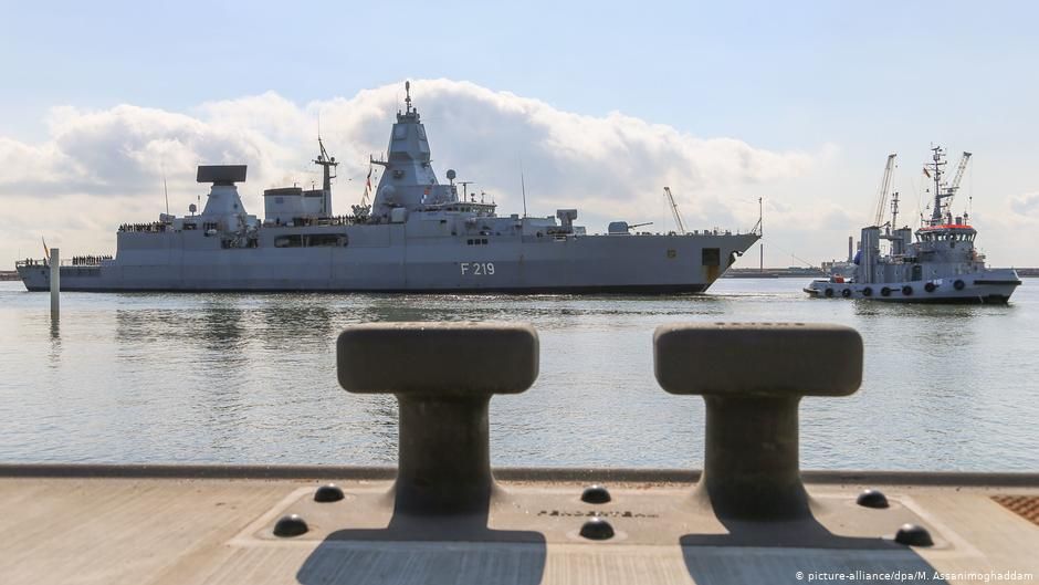 Một tàu khu trục nhỏ của Đức tại cảng Wilhelmshaven ở bang Lower Saxony.rigate at the port of Wilhelmshaven in the state of Lower Saxony.