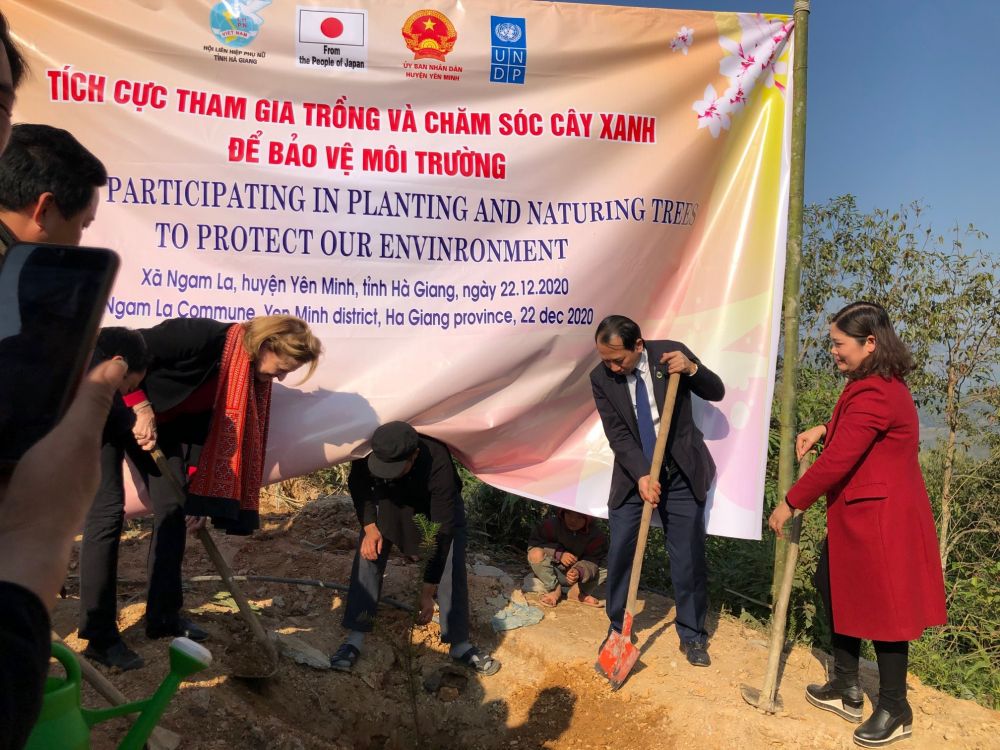 Trưởng đại diện thường trú UNDP tại Việt Nam Caitlin Wiesen và Phó CT tỉnh, Chủ tịch hội phụ nữ và người dân tham gia trồng cây