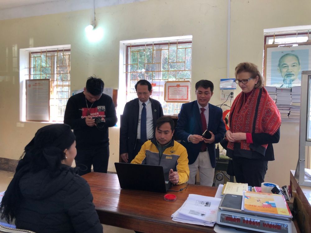 Trưởng đại diện UNDP Caitlin và Phó CT tỉnh thăm bưu điện nơi chi trả điện tử cho người dân.