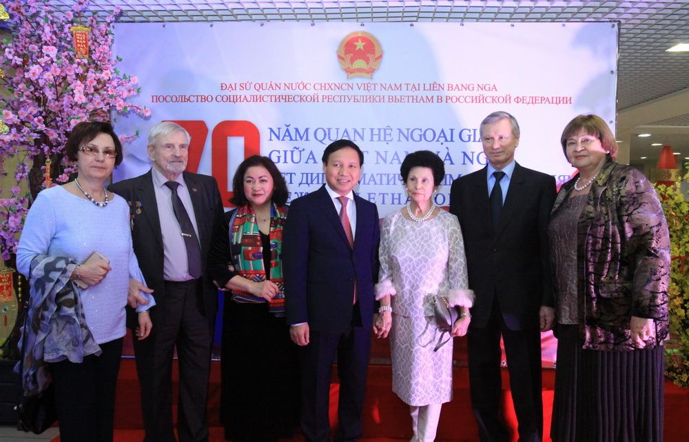  Đại sứ Việt Nam tại LB Nga Ngô Đức Mạnh cùng phu nhân và những người bạn Nga có quan hệ thân thiết với Việt Nam.  (Nguồn: TTXVN)