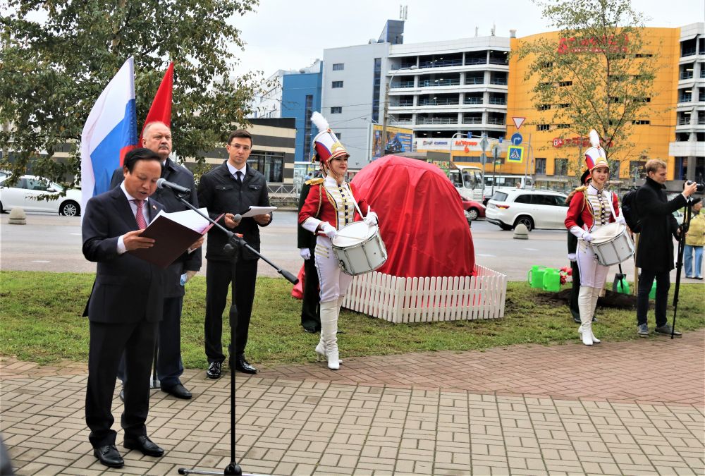 Đại sứ Ngô Đức Mạnh phát biểu tại lễ đặt phiến đá tại vị trí dự kiến dựng tượng đài Chủ tịch Hồ Chí Minh ở St. Petersburg, LB Nga. 