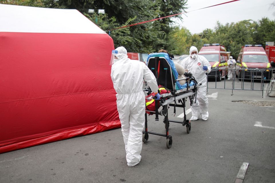 Bộ Y tế Romania ngày 4/12 thông báo đã phát hiện 2 ca đầu tiên nhiễm biến thể Omicron của virus SARS-CoV-2. Đây là 2 công dân Romania về nước từ Nam Phi hôm 30/11. (Nguồn: Reuters) Bộ Y tế Romania ngày 4/12 thông báo đã phát hiện 2 ca đầu tiên nhiễm biến thể Omicron của virus SARS-CoV-2. Đây là 2 công dân Romania về nước từ Nam Phi hôm 30/11. (Nguồn: Reuters)