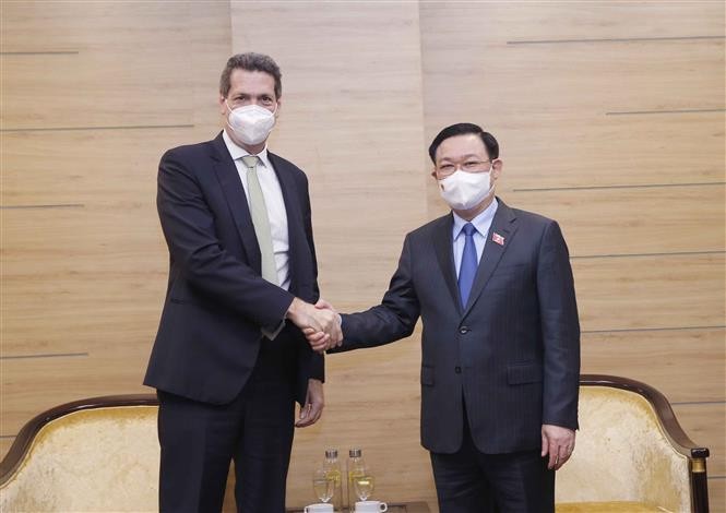 Sáng 5/12, bên lề Diễn đàn Kinh tế Việt Nam 2021 “Phục hồi và phát triển bền vững”, tại Hà Nội, Chủ tịch Quốc hội Vương Đình Huệ đã tiếp Giám đốc Quốc gia Ngân hàng Phát triển châu Á (ADB) tại Việt Nam Andrew Jeffries. (Nguồn: TTXVN)