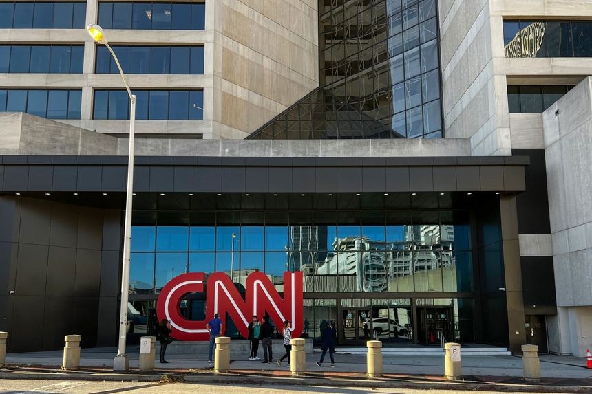 Kênh truyền hình CNN của Mỹ đang tiến hành đóng cửa bớt văn phòng đối với các nhân viên không thiết yếu, trong bối cảnh số ca mắc COVID-19 tăng vọt do sự lây lan của biến thể Omicron. (Nguồn: AFP)