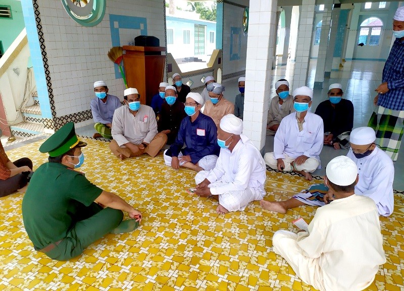 Phối hợp với Đồn Biên phòng Nhơn Hội tuyên truyền phòng, chống dịch Covid-19 cho đồng bào dân tộc Chăm xã Nhơn Hội, huyện An Phú. Phối hợp với Đồn Biên phòng Nhơn Hội tuyên truyền phòng, chống dịch Covid-19 cho đồng bào dân tộc Chăm xã Nhơn Hội, huyện An Phú.