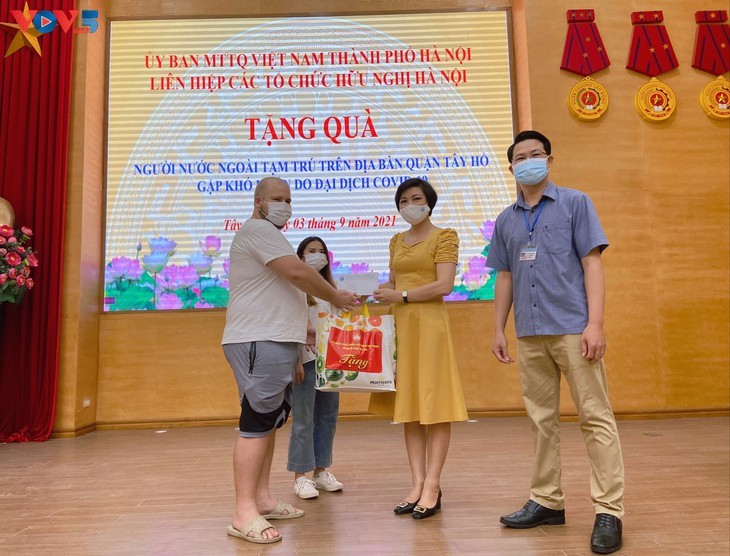 Ông Aaron Steven, quốc tịch Anh được sự hỗ trợ từ Ủy ban Mặt trận Tổ quốc Việt Nam thành phố Hà Nội trong chương trình “Đoàn kết chống dịch”. Ông Aaron Steven, quốc tịch Anh được sự hỗ trợ từ Ủy ban Mặt trận Tổ quốc Việt Nam thành phố Hà Nội trong chương trình “Đoàn kết chống dịch”.