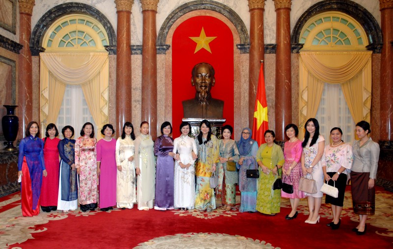 awch dua gia tri cong dong den voi phu nu