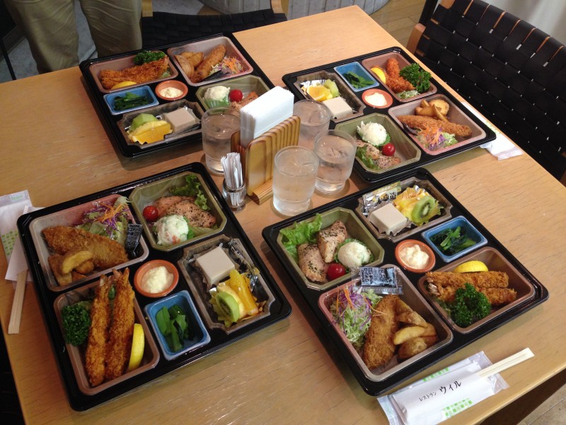 tren ban com nguoi nhat