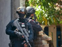 luat chong khung bo tu goc nhin lich su