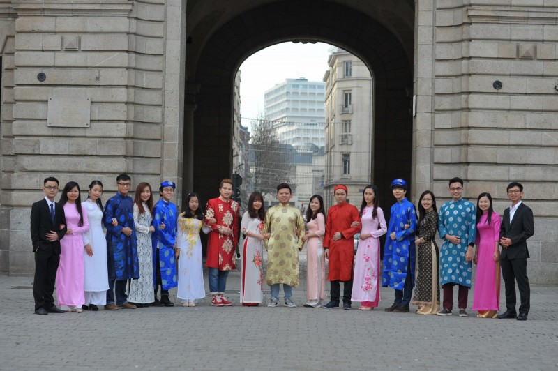 ta ao dai tung bay tren dat phap