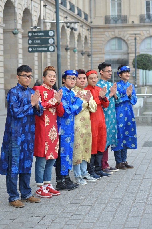 ta ao dai tung bay tren dat phap