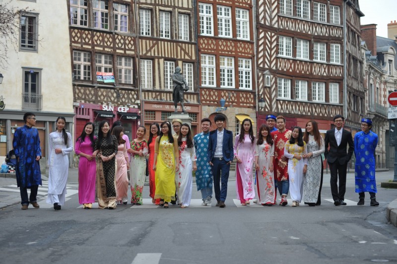 ta ao dai tung bay tren dat phap