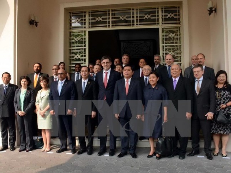 bi thu thanh uy tp ho chi minh tiep tong lanh su cac nuoc