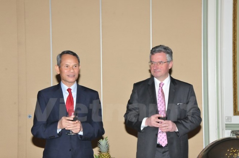 nhom nghi sy chau au to chuc nhieu hoat dong ung ho viet nam