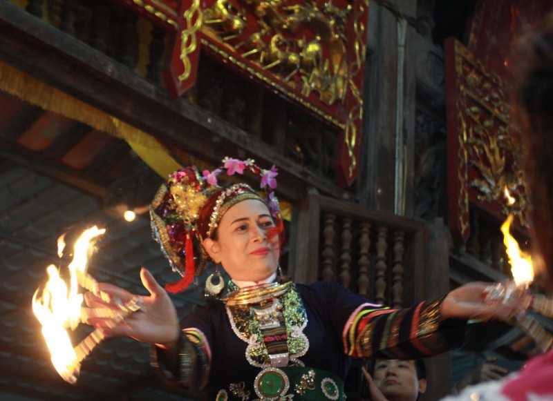 theo chan dai su di xem hau dong