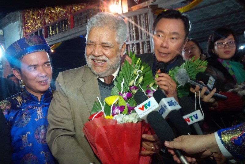 theo chan dai su di xem hau dong