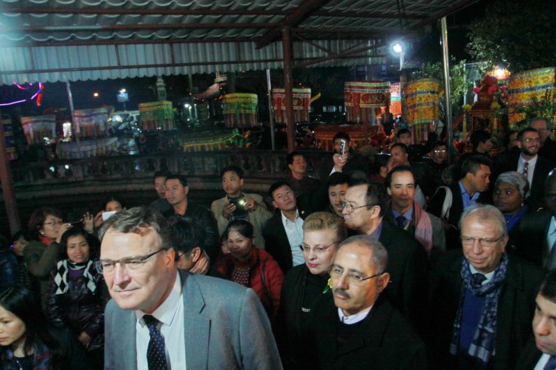 theo chan dai su di xem hau dong