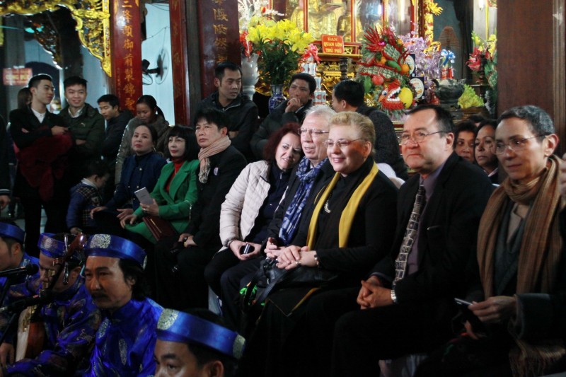 theo chan dai su di xem hau dong