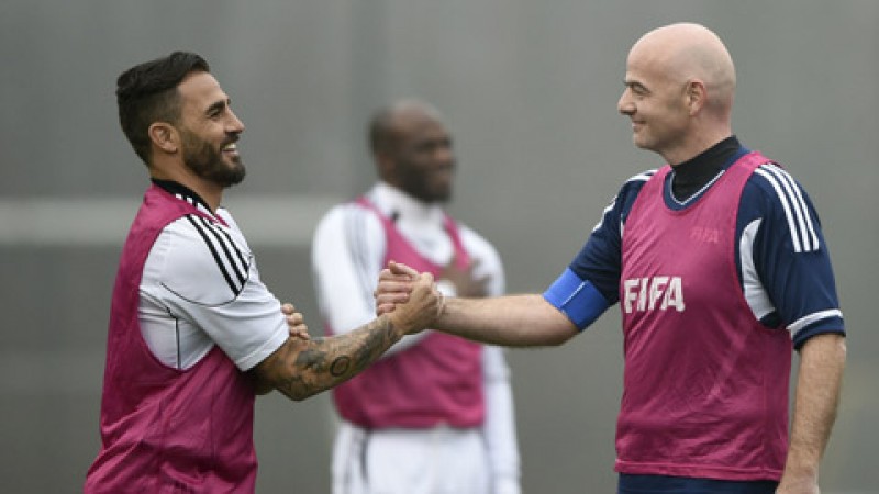 tan chu tich fifa xo giay da phui