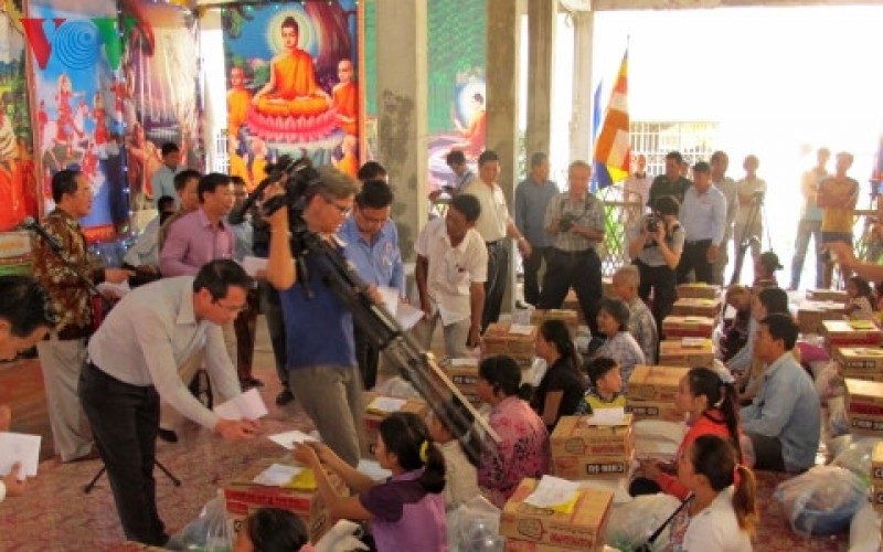 Chung tay giúp đỡ các gia đình Việt kiều tại Campuchia gặp hỏa hoạn chung tay giup do cac gia dinh viet kieu tai campuchia gap hoa hoan