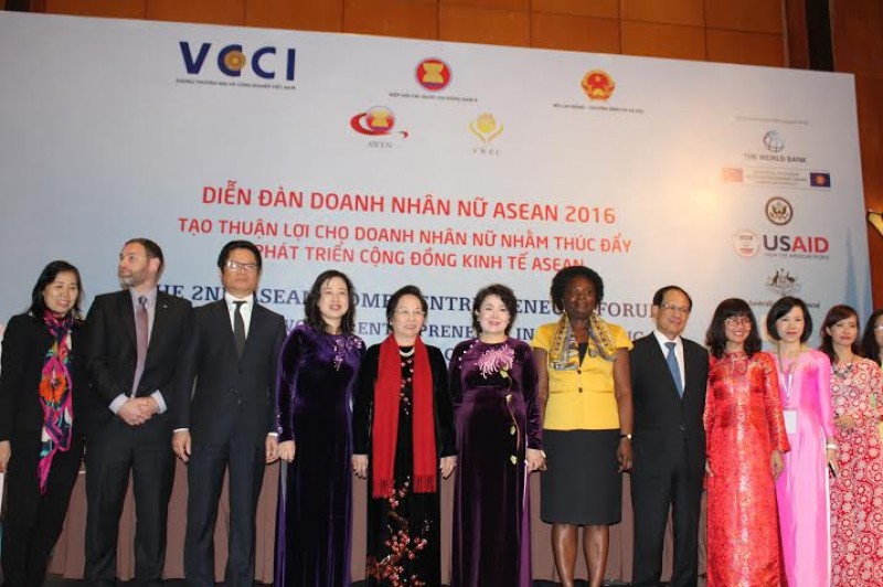 khi doanh nhan nu dung vung aec phat trien