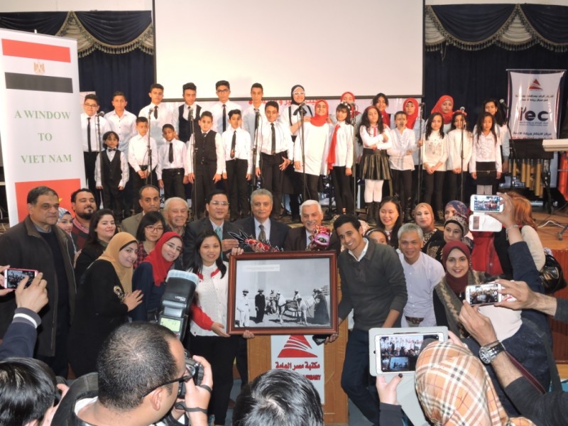 ra mat phong doc sach cua so nhin vao viet nam tai ai cap