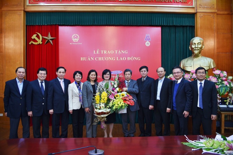 cau chuyen phia sau thanh cong cua nha ngoai giao nu