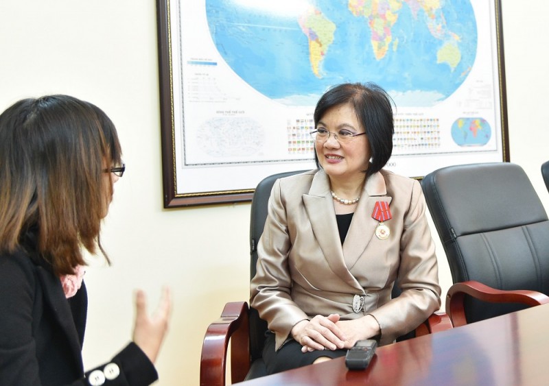 cau chuyen phia sau thanh cong cua nha ngoai giao nu