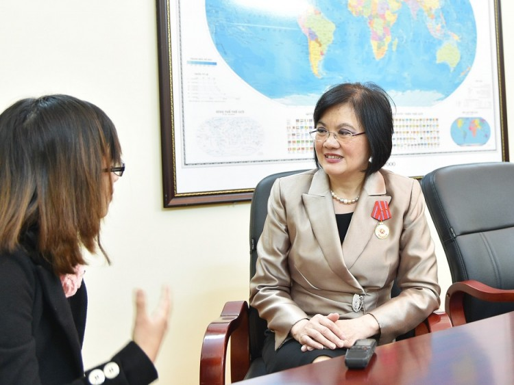 cau chuyen phia sau thanh cong cua nha ngoai giao nu