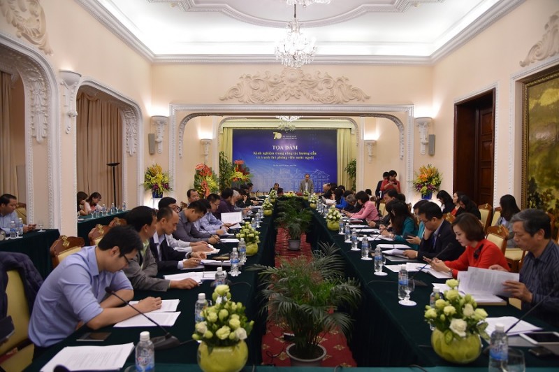 70 nam song hanh cung phong vien nuoc ngoai tai viet nam