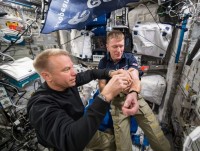 nga phong tau vu tru cho ba nha du hanh len iss