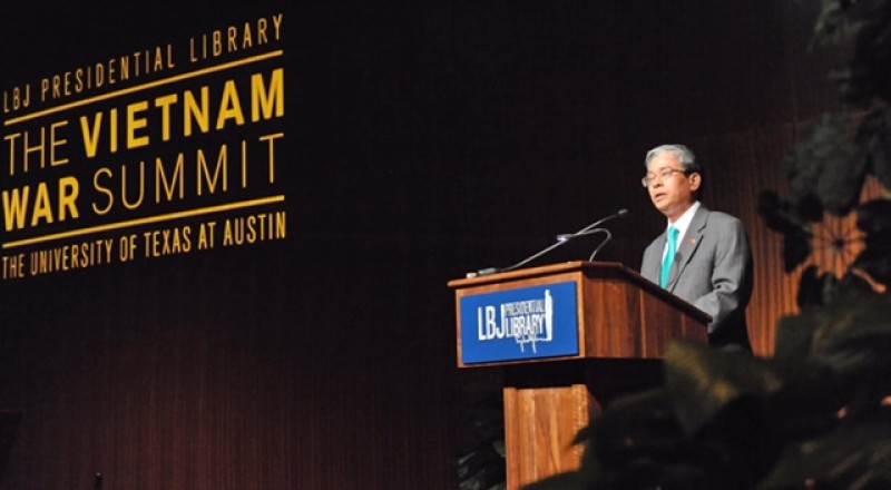 dai su pham quang vinh tham du hoi thao thuong dinh chien tranh viet nam tai texas