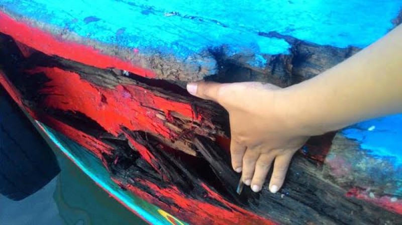 tim thay 6 ngu dan quang nam troi dat tren bien