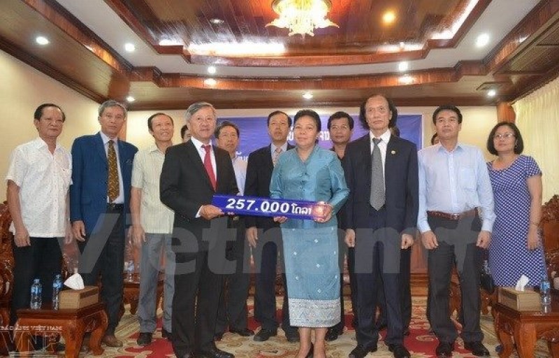 nhan dan lao quyen gop ung ho viet nam khac phuc thien tai