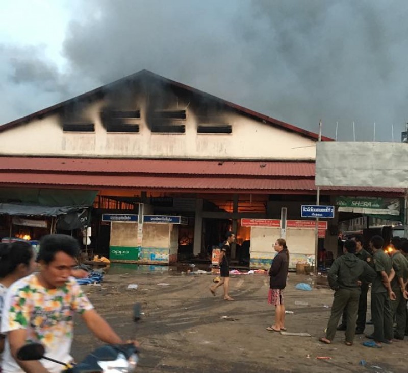 chay lon tai cho cua nguoi viet tai lao