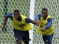 thap eiffel khoac ao moi moi dem