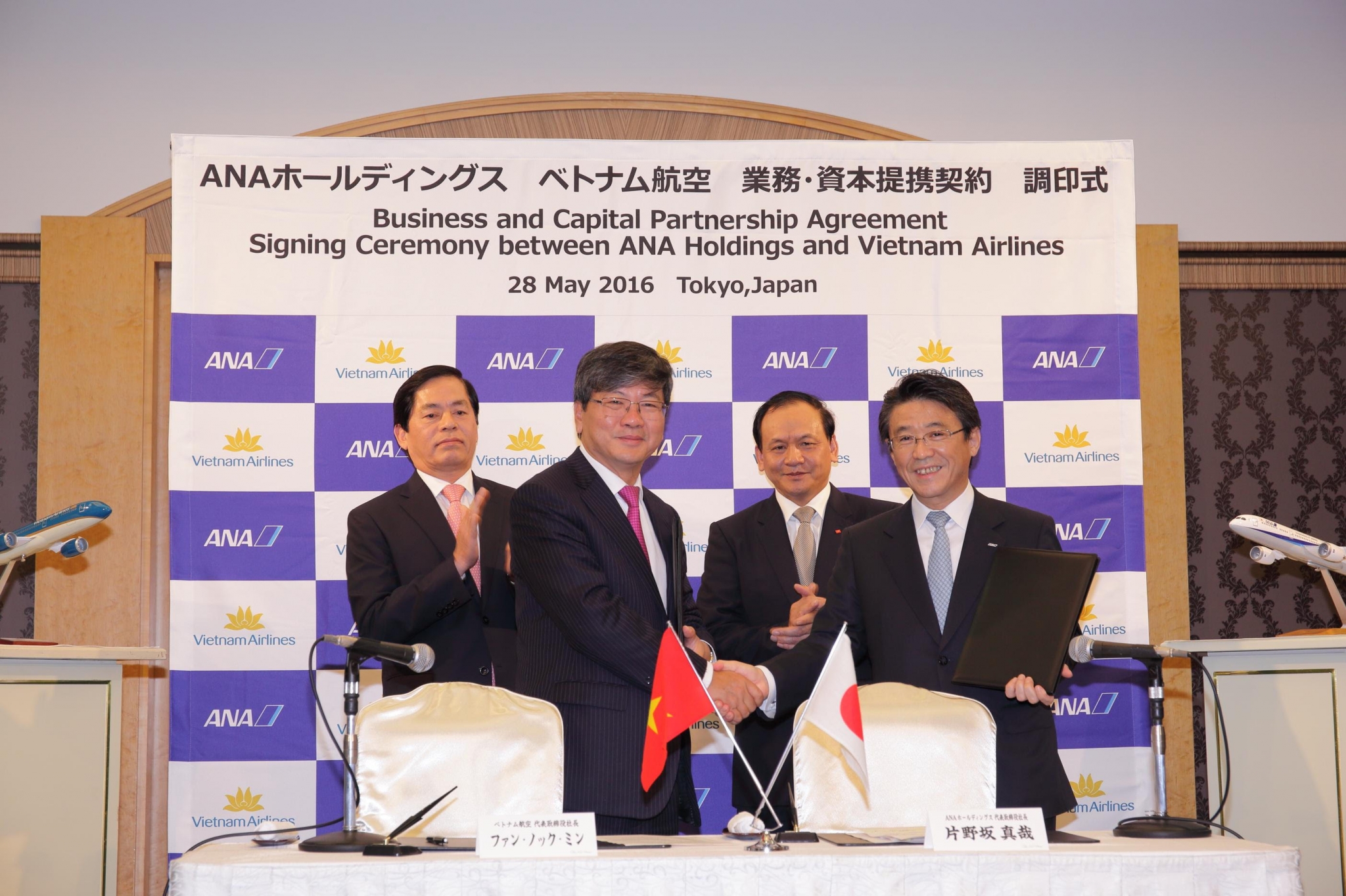 vietnam airlines va all nippon airways ky hop dong mua ban co phan