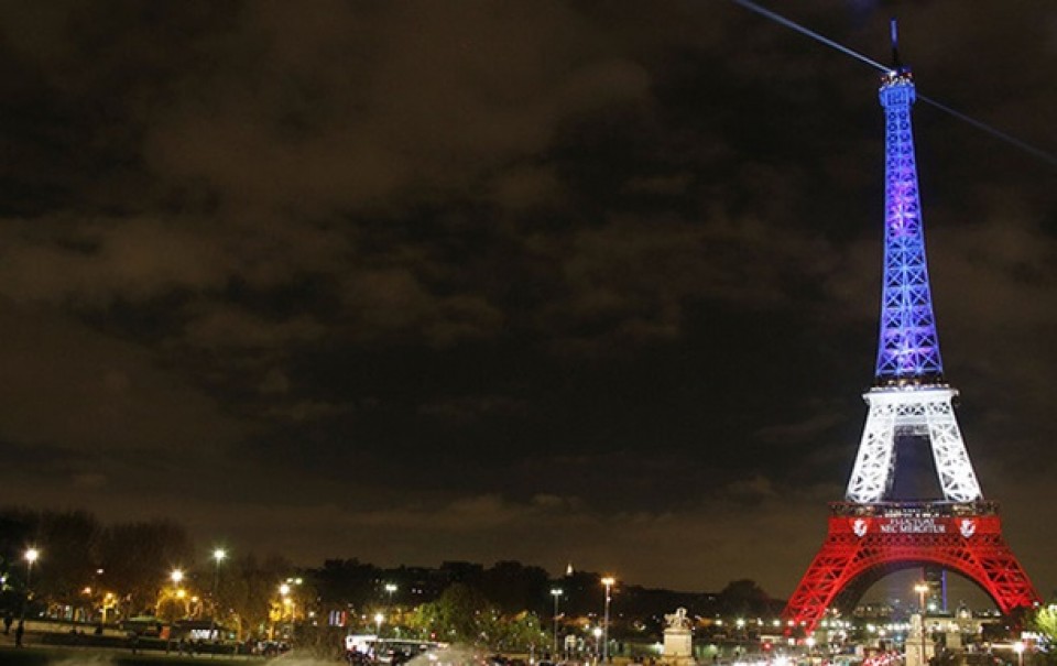 Tháp Eiffel "khoác áo mới" mỗi đêm thap eiffel khoac ao moi moi dem