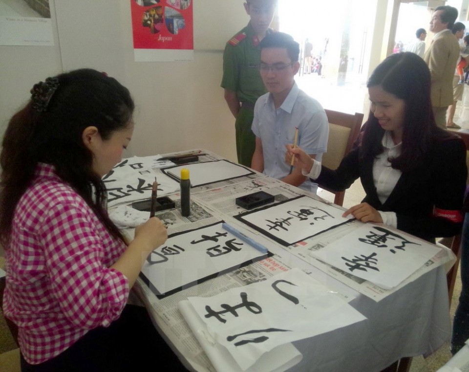 Đẩy mạnh các hoạt động giao lưu văn hóa giữa Việt Nam-Nhật Bản day manh cac hoat dong giao luu van hoa giua viet nam nhat ban