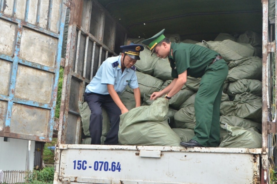 chan thuc pham ban ngay tu cua ngo