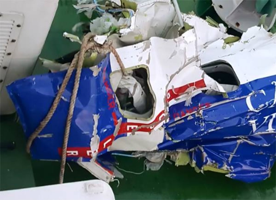 tim thay manh vo nghi cua may bay mat tich casa